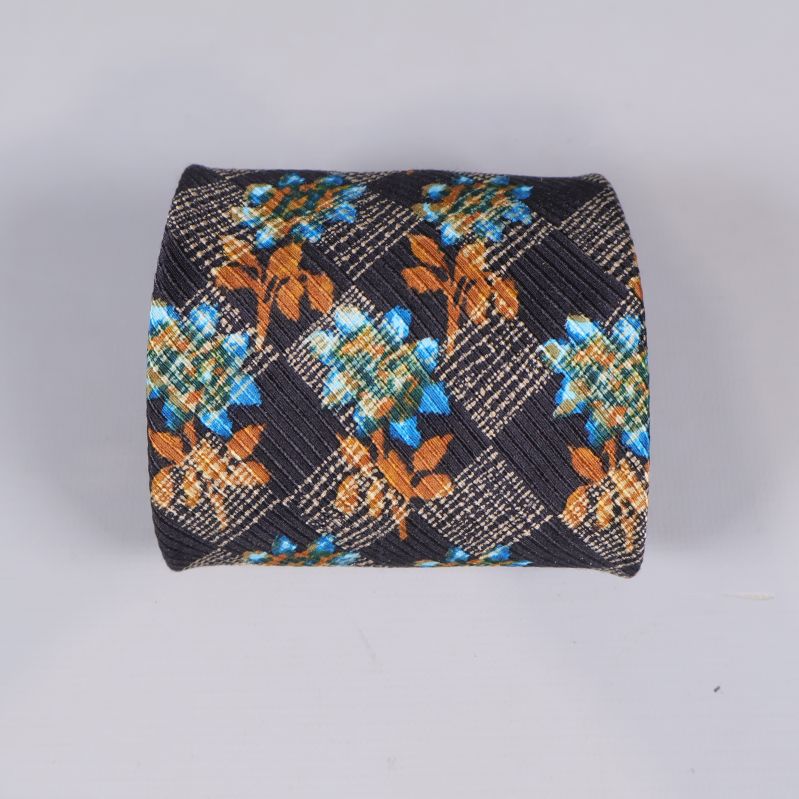 Slips rullad ihop med blommönster synligt