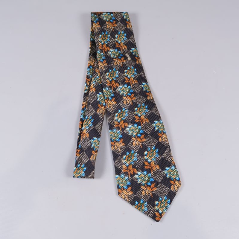 Slips liggande utfälld på ljus bakgrund