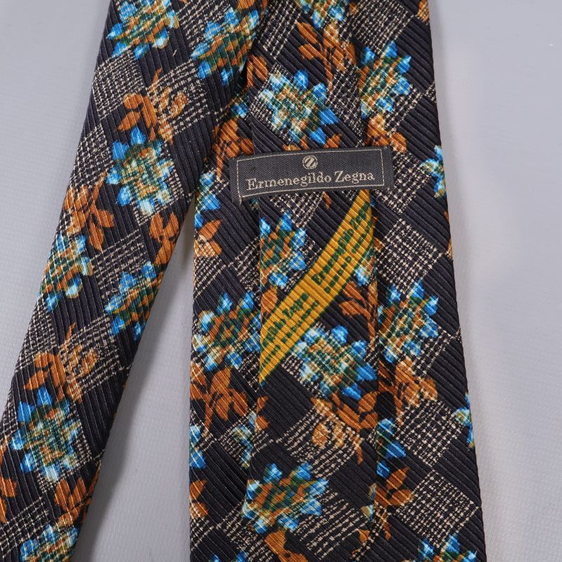 Närbild på Ermenegildo Zegna etikett på slipsen