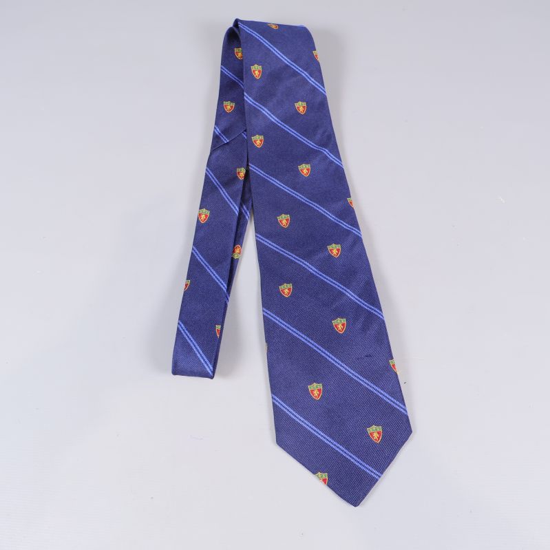 Hel slips i blått med emblem och diagonala ränder