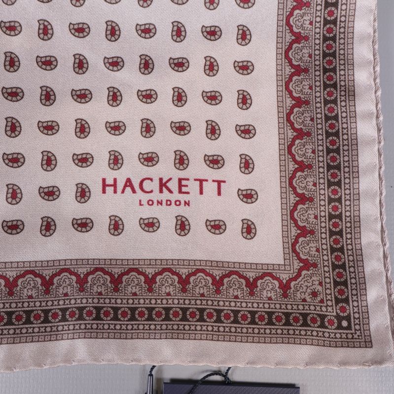 Närbild av Hackett London-logga och paisleymönster på tyg