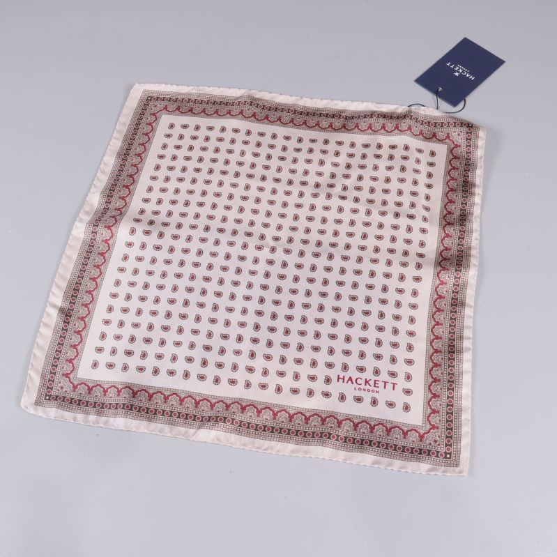 Uppvikt näsduk med mönster och etikett ovanpå