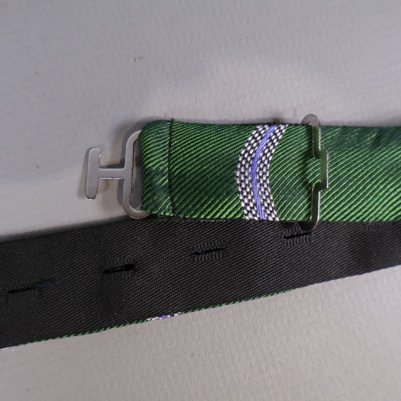 Justerbart band och spänne på flugan