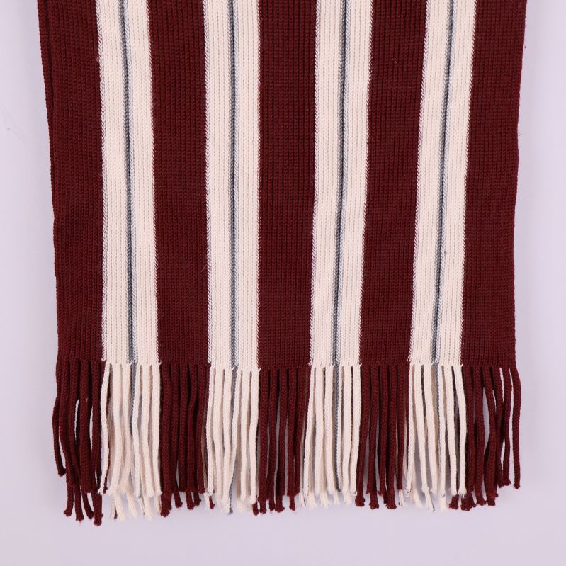 Närbild av halsdukens fransade nederkant och stickning