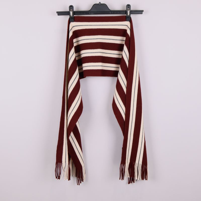 Halsduk på galge med snedställda ränder