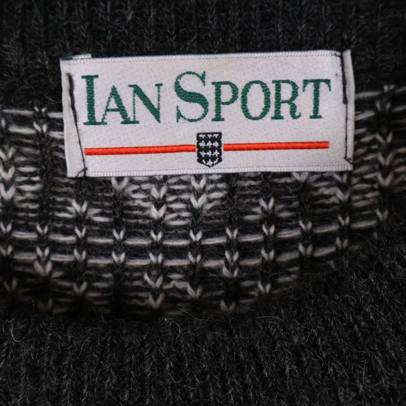 Närbild av varumärkeslapp Ian Sport i halsen på tröjan