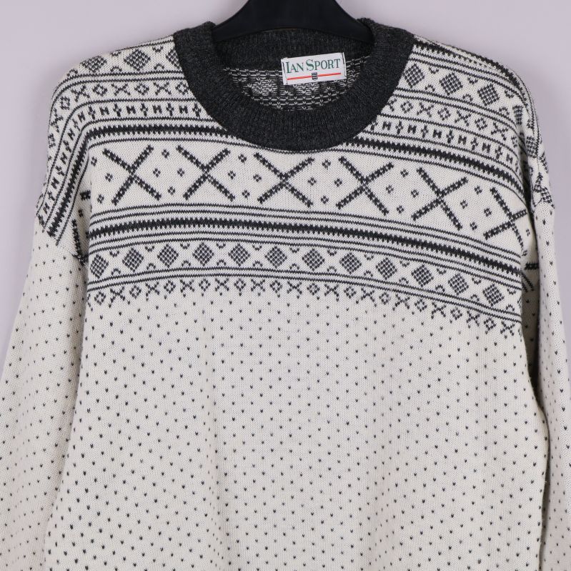 Närbild på halsringning och övre delen av mönstret