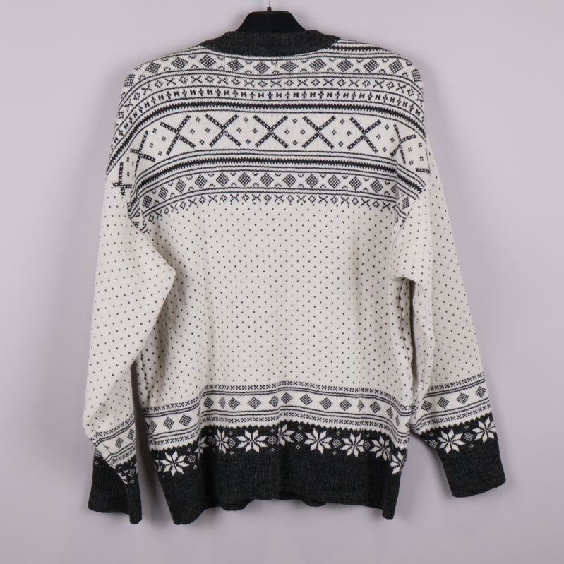 Stickad tröja upphängd bakifrån med samma mönster