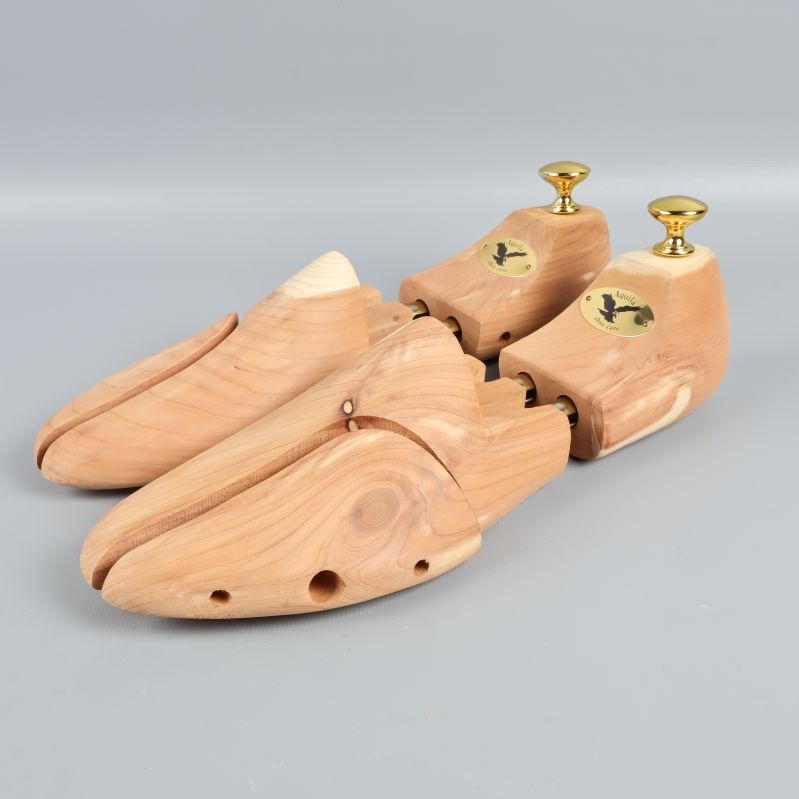 Justerbara träskoblock med guldfärgade beslag