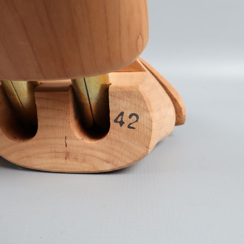 Närbild på storleksmärkning 42 under träskoblock