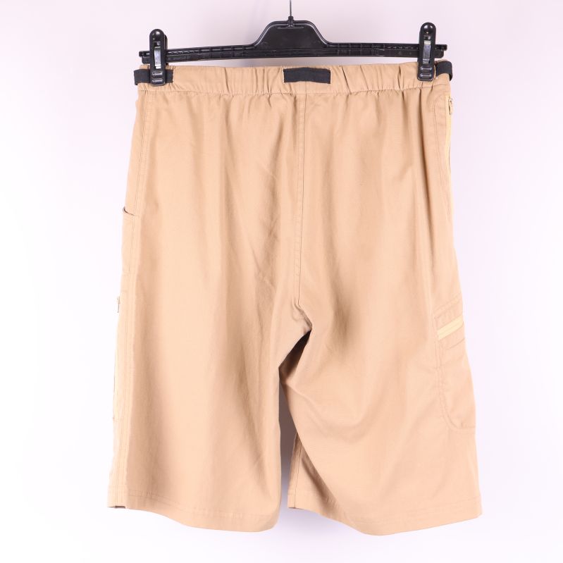 Baksidan av beiga shorts med resårmidja