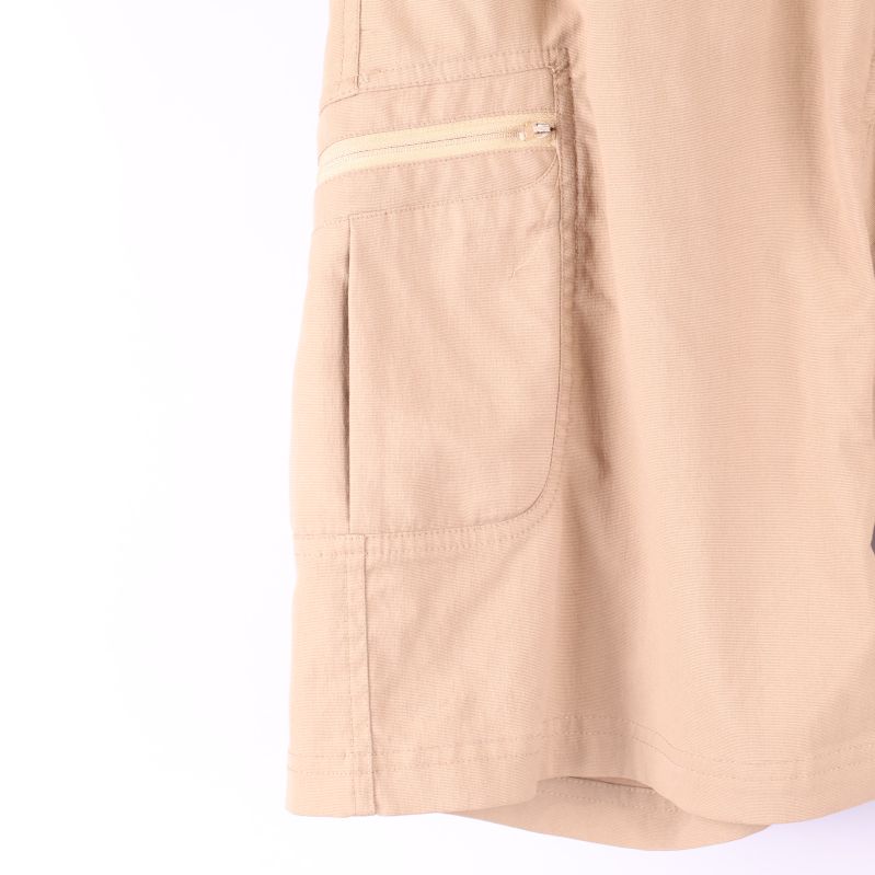 Detalj på benficka med dragkedja på shortsen