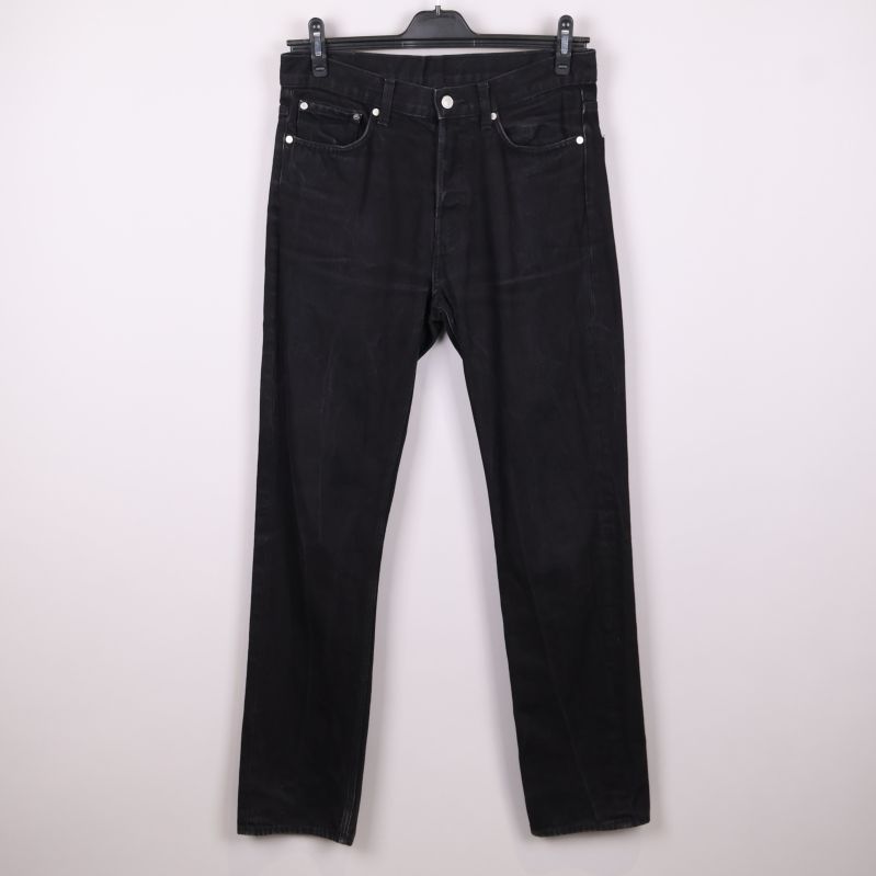 Svarta raka jeans hängande på galge framifrån