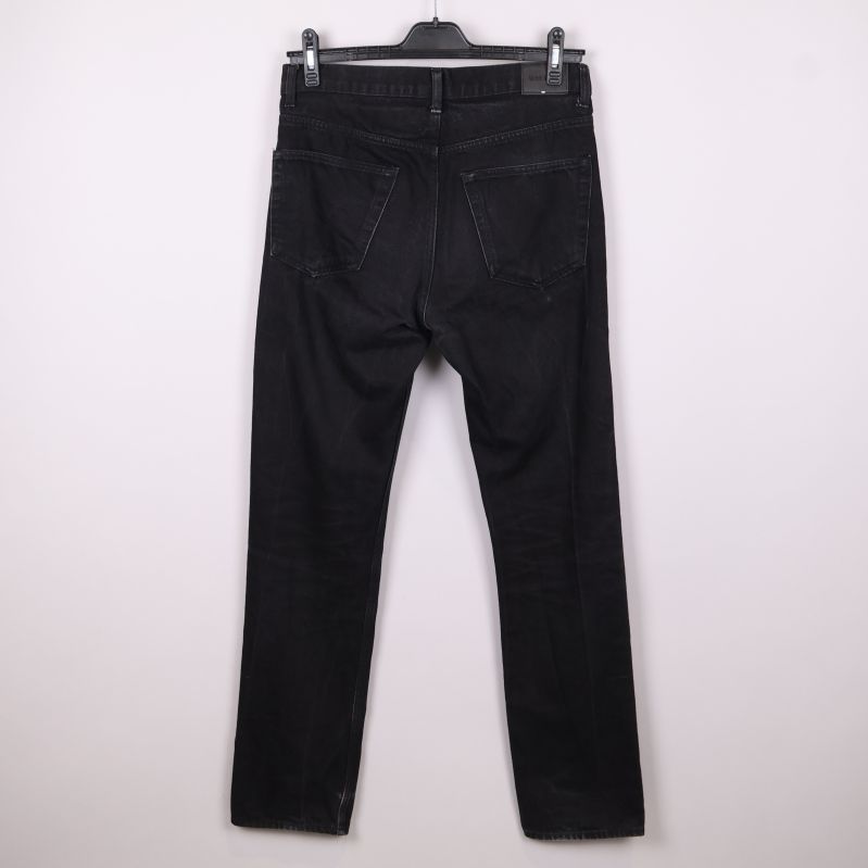 Svarta jeans bakifrån med raka ben och fickor