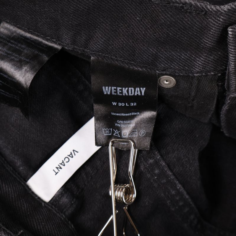 Weekday-etikett och storlekslapp på insidan av jeans