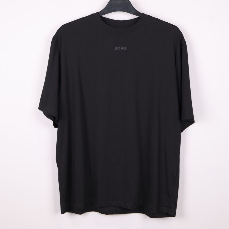 Svart t-shirt med liten logotyp på bröstet