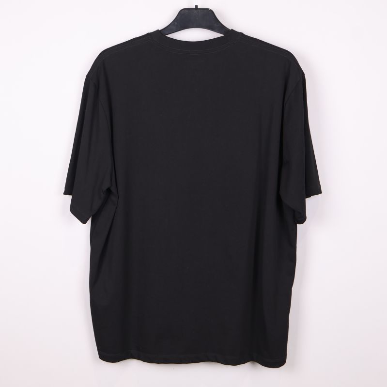 Baksidan på svart t-shirt utan detaljer