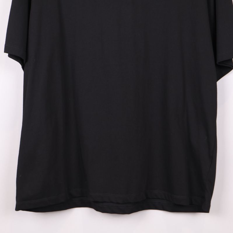Nedre delen av svart t-shirt med rak fåll