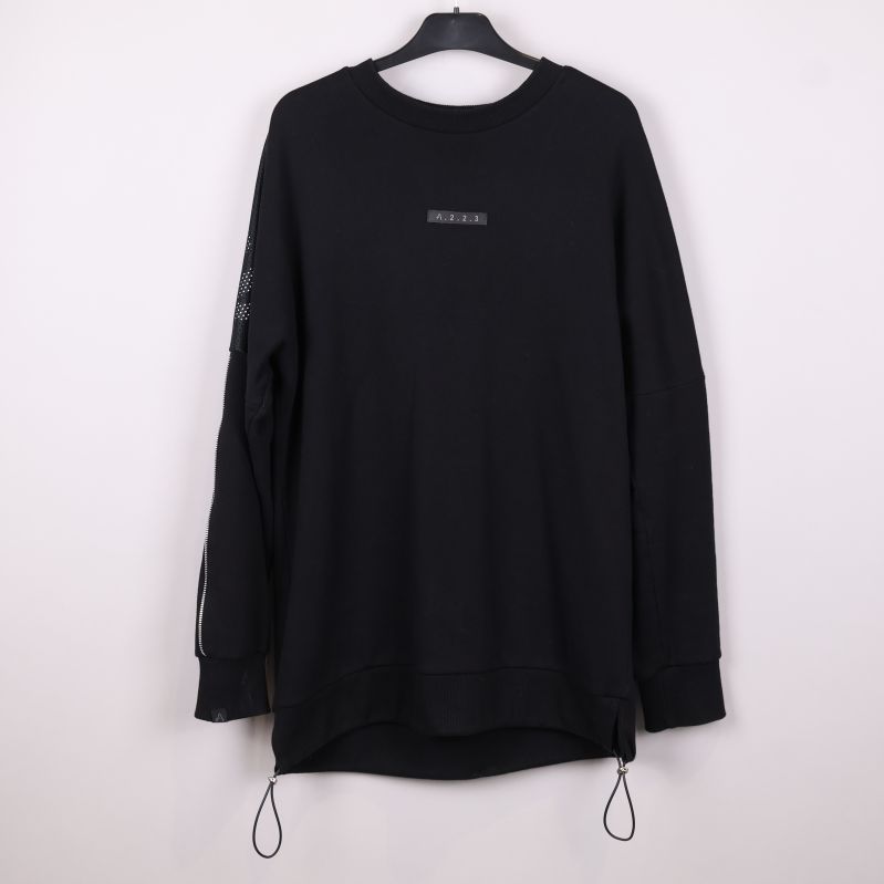 Framsida av svart sweatshirt med liten logotyp och meshdetaljer