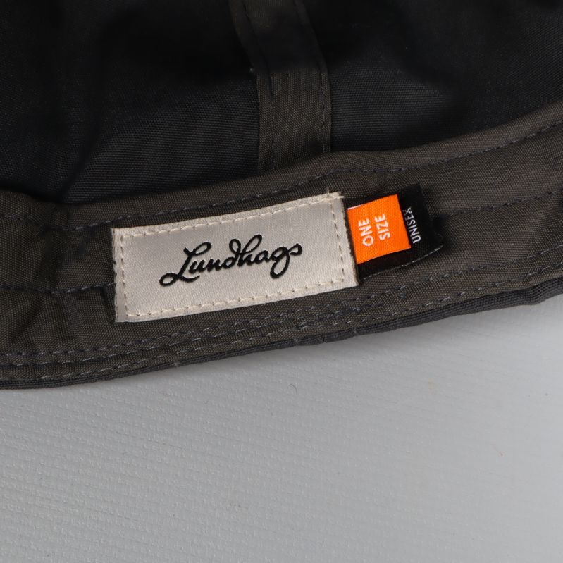 Närbild på Lundhags logotagg och onesize-märkning