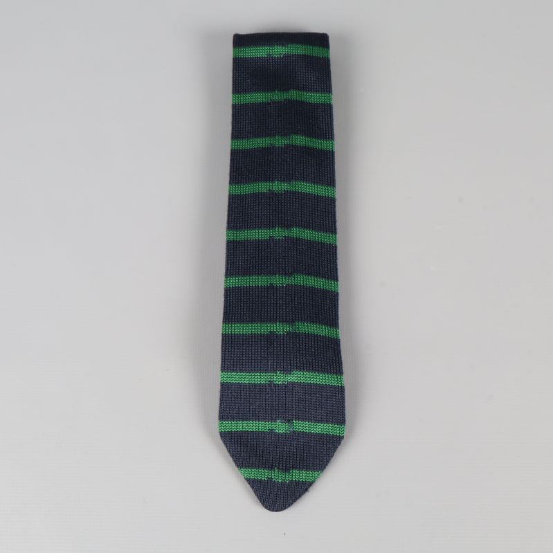 Enkel randig slips i mörkblått och grönt mot ljus bakgrund