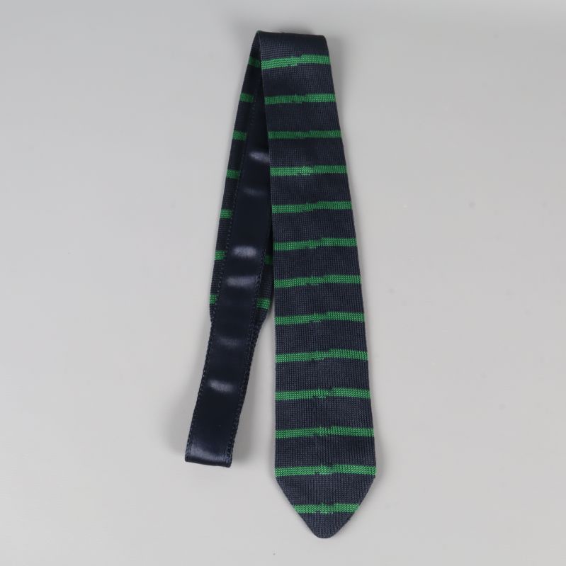 Randig mörkblå slips med gröna ränder, delvis vikt