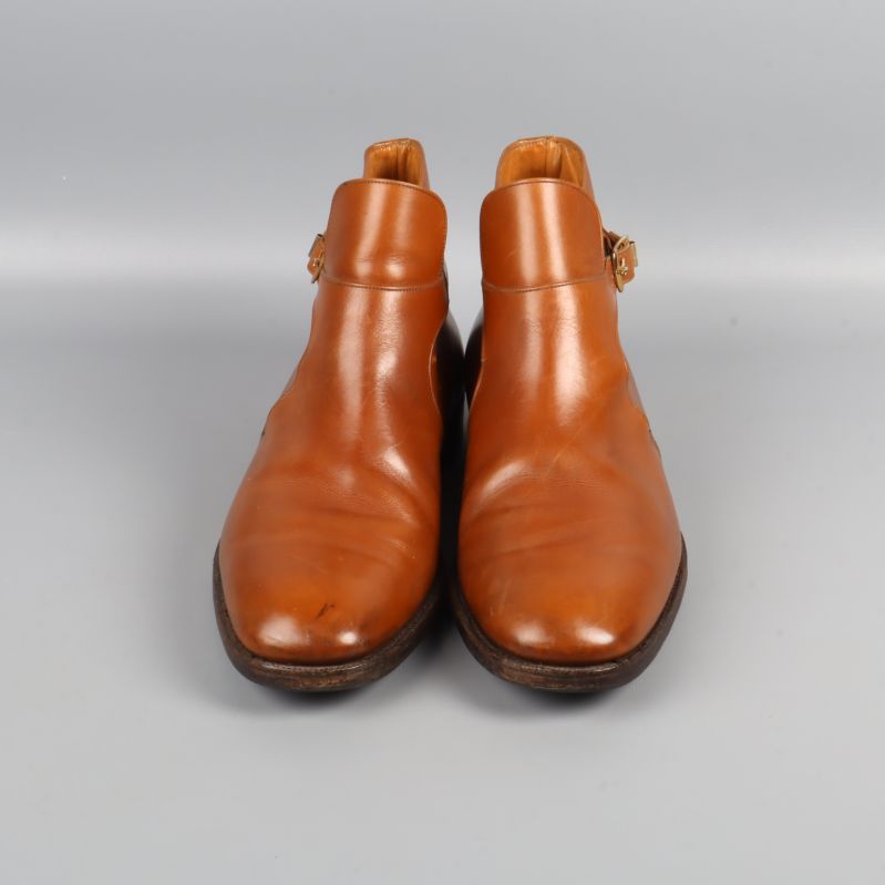 Framsidan av två bruna ankelboots med slät yta