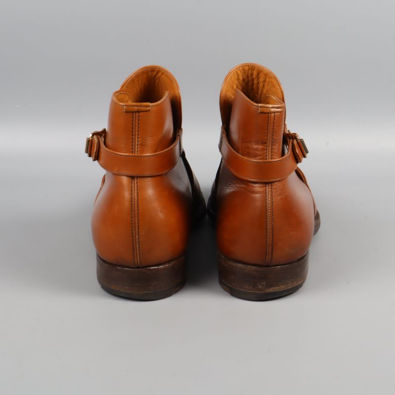 Baksidan på bruna ankelboots med synliga sömmar