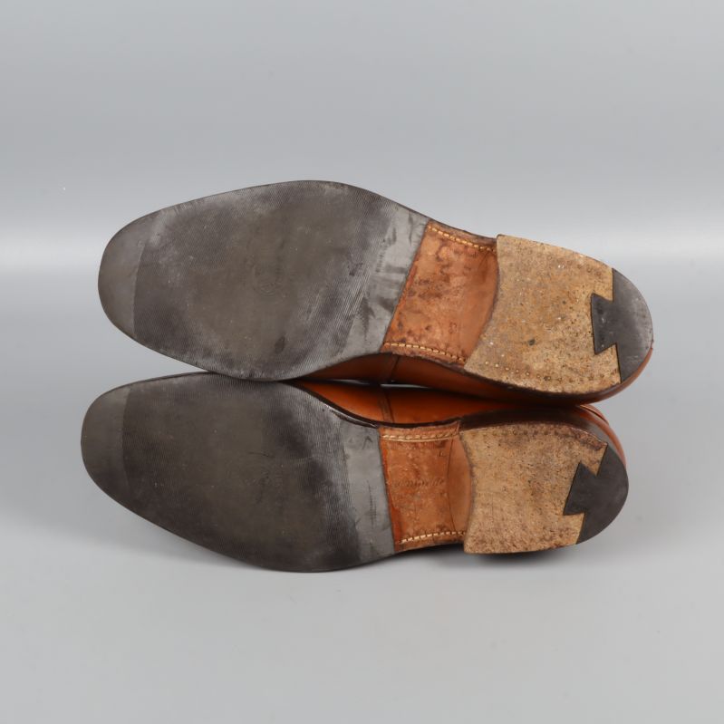 Sula på bruna ankelboots med synligt slitage