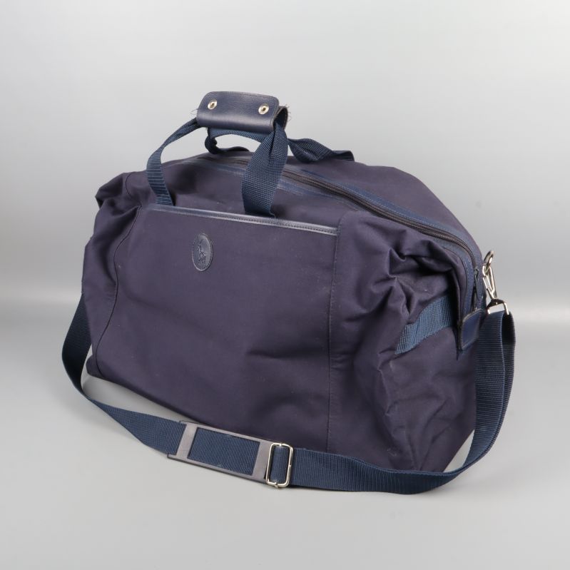 Marinblå weekendbag med axelrem och bärhandtag