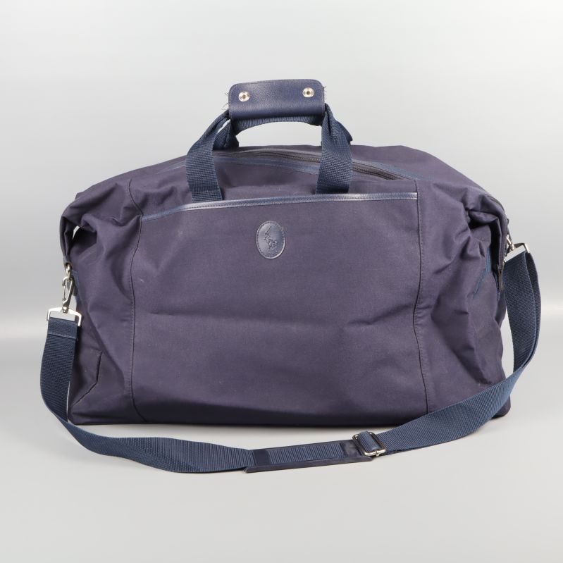 Framsidan av navy weekendbag med diskret logga