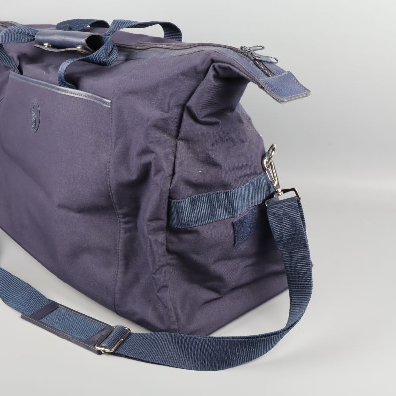 Sida på marinblå bag och axelrem med justerbart spänne