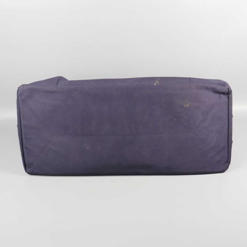 Botten av mörkblå bag med några små märken