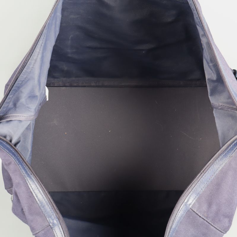 Insidan av rymlig weekendbag, öppen upptill