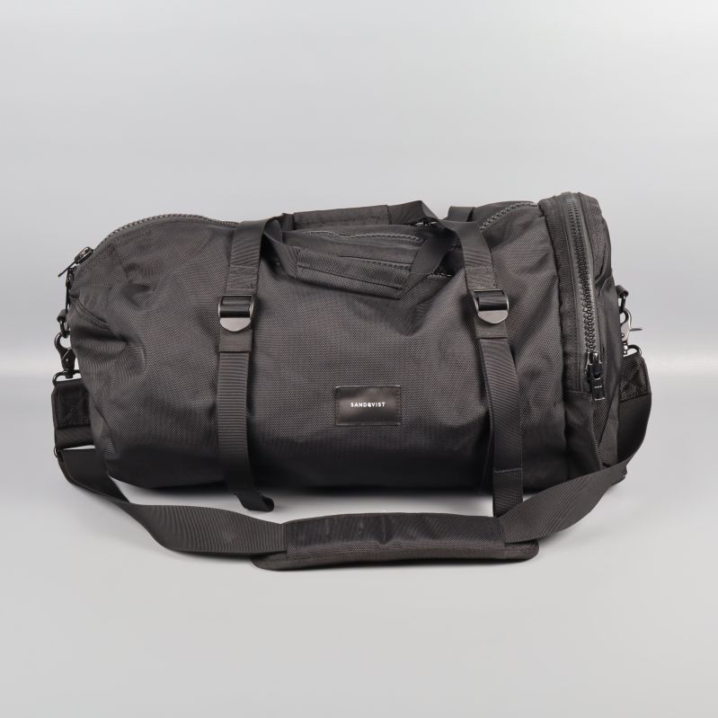 Sportväska i svart med dragkedjor framtill och ovansida