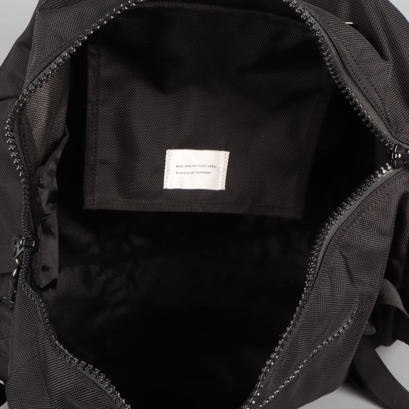 Vy ner i väskan med etikett synlig i innerfacket