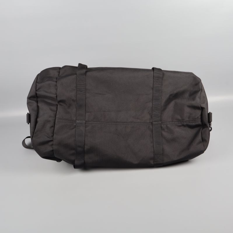 Undersidan på svart sportväska med två band