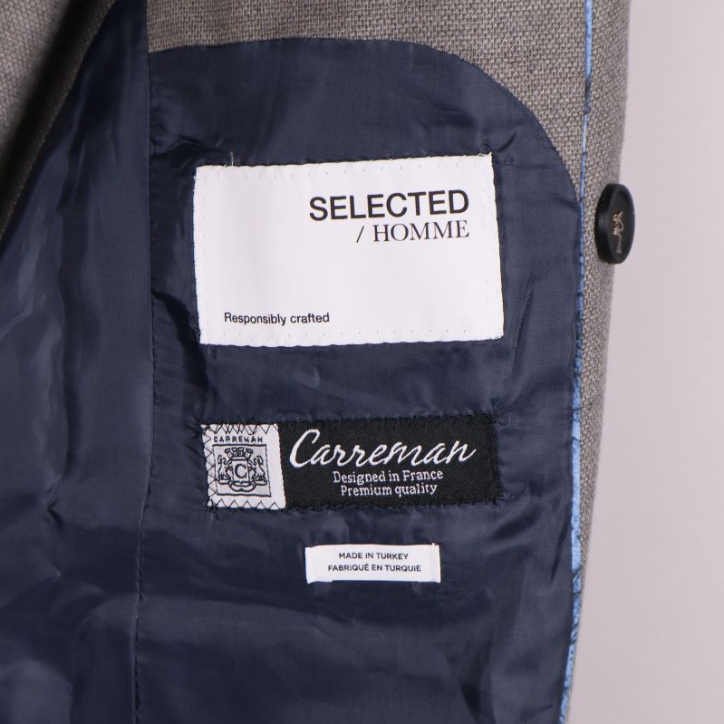 Insida av kavajen visar SELECTED HOMME och Carréman etiketter