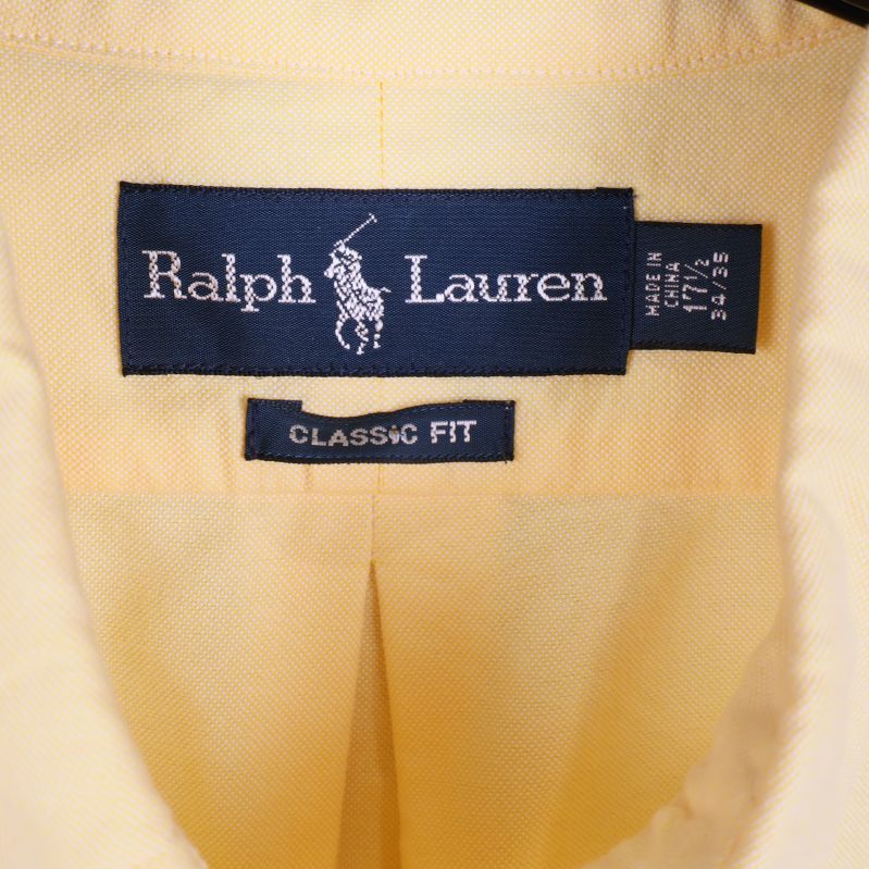 Närbild på Ralph Lauren-märke inuti skjortkragen