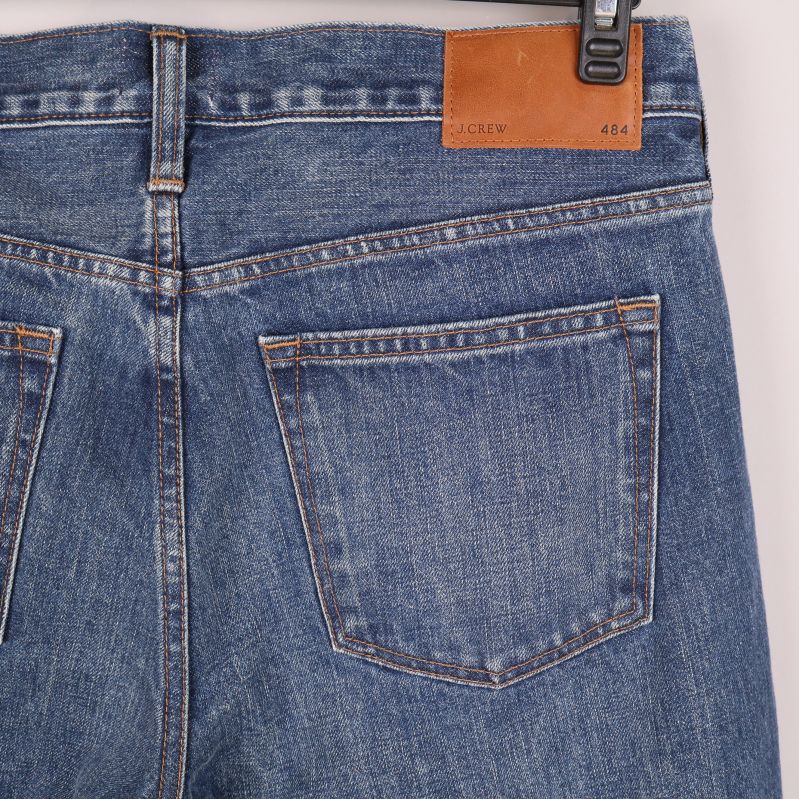 Närbild bakficka och läderpatch med märkning på jeansen