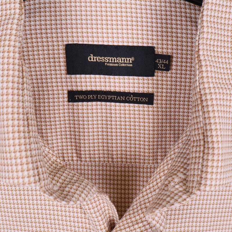 Närbild på etikett dressmann och storlek 43/44 XL