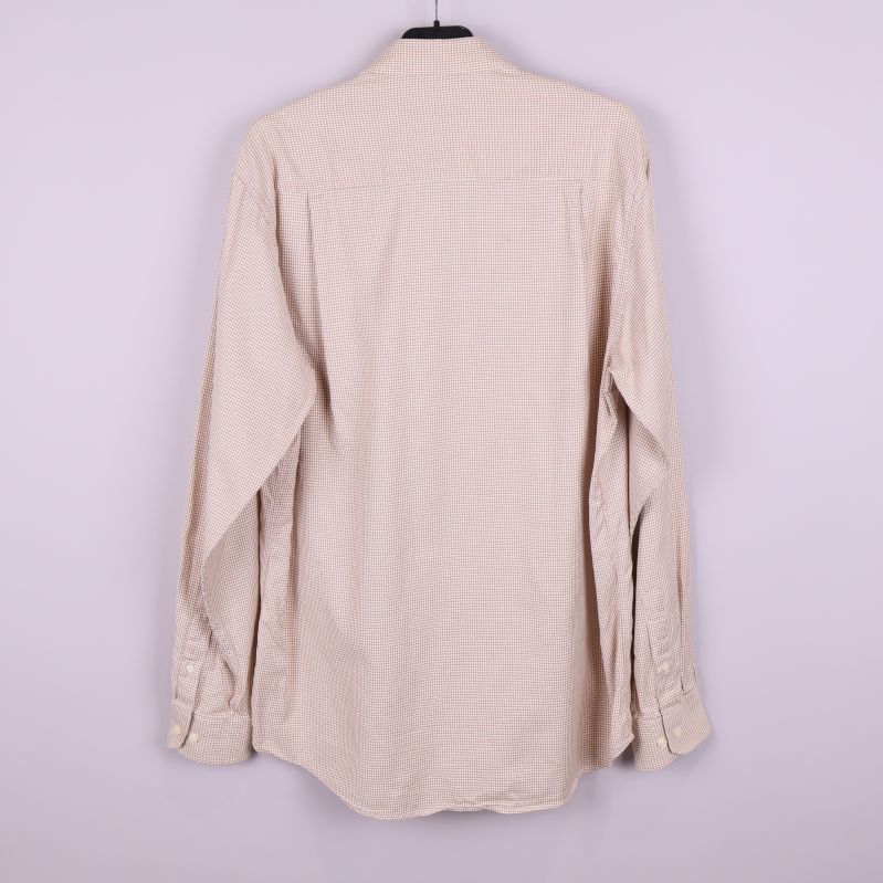 Baksidan av beige skjorta med långt ärm