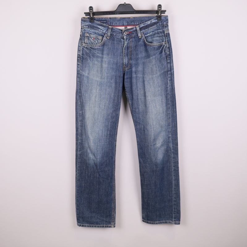 Framsida av blå jeans