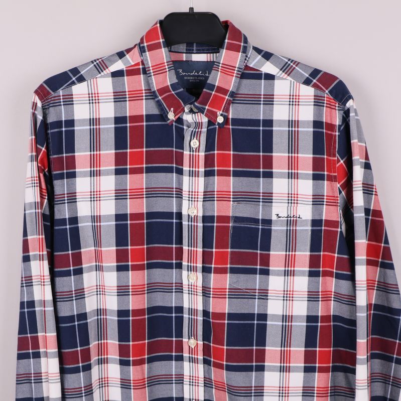 Närbild av överdelen fram på rutmönstrad Bondelid skjorta