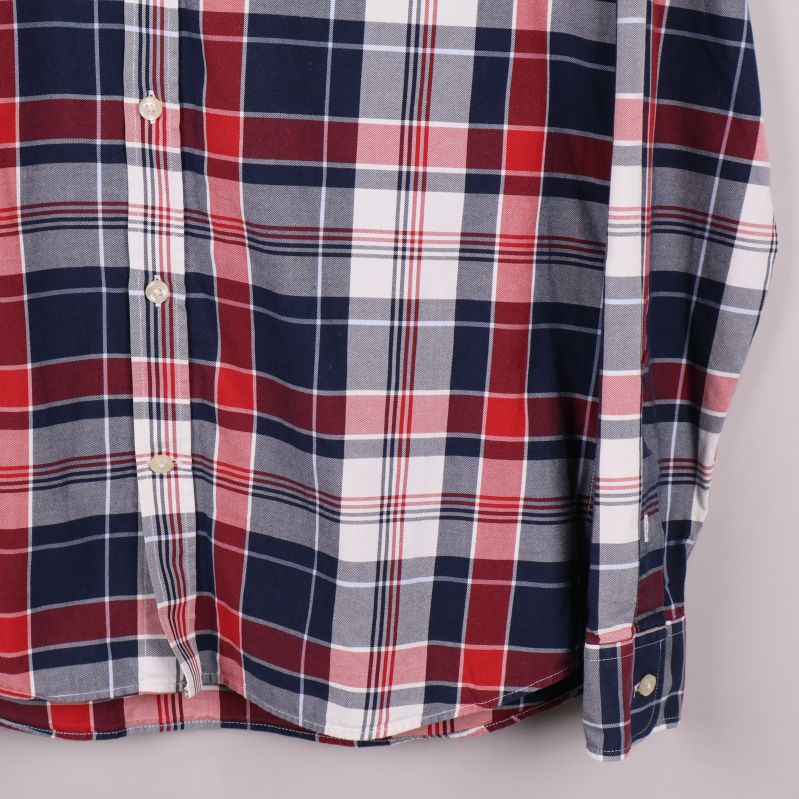 Närbild på skjortans nederkant och knappar