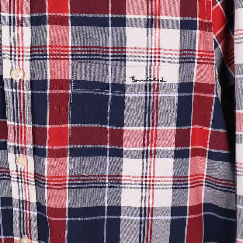 Närbild på Bondelid broderad logotyp på bröstet