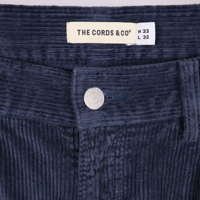 Närbild på midja och etikett på The Cords & Co byxor