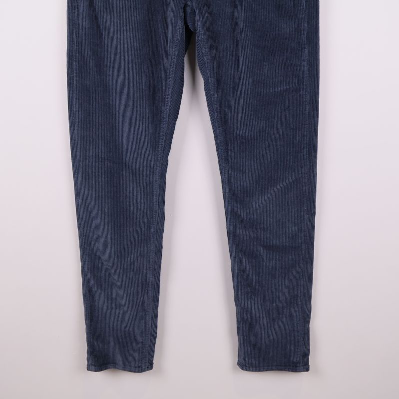 Blå manchesterben i corduroy syns i helbild