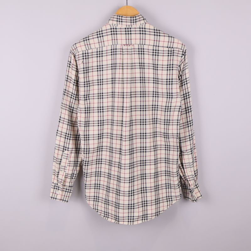 Rutig långärmad skjorta fotad bakifrån