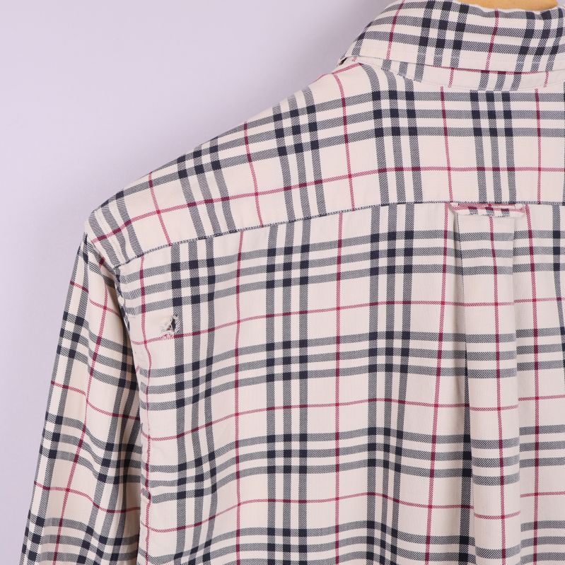 Närbild på ryggparti och ett hål på skjortan